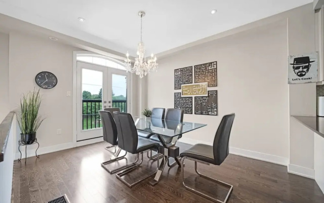 Family-friendly 3BR Mississauga Home w Parking