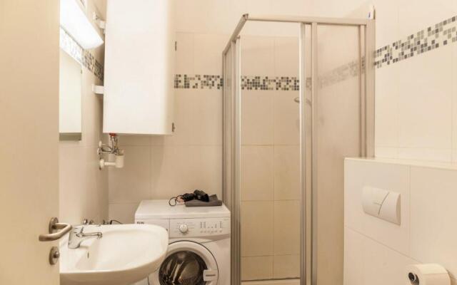 Cozy central apartment 1min train