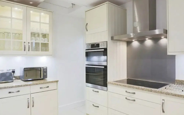 Deluxe 7 Bedroom Property in Solihull