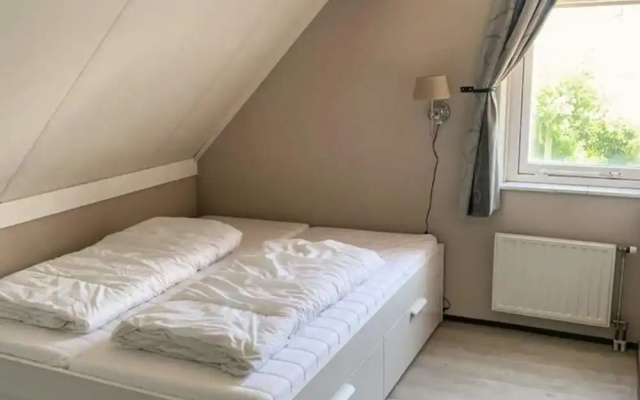 Spacious Stay Near the Sea