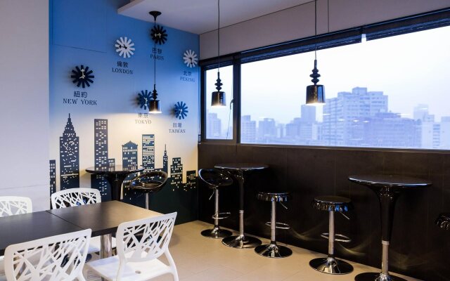 CHECK inn Express Kaohsiung Love River