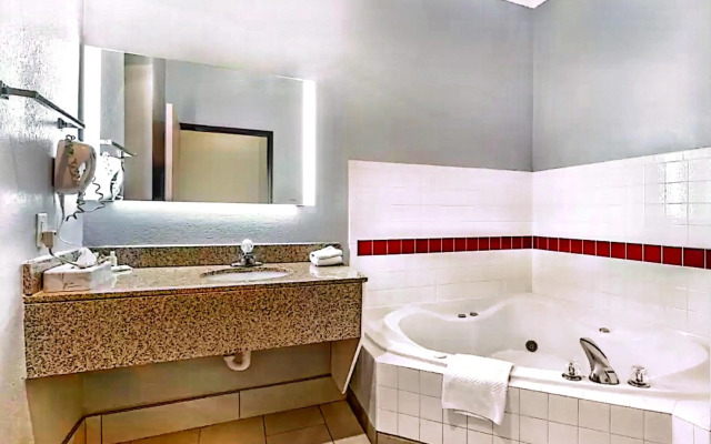 Quality Inn & Suites Manhattan