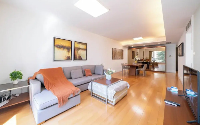 Tyms Cozy 2BR 1BA Apt Near Metro