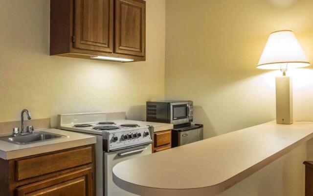 Econo Lodge Inn & Suites