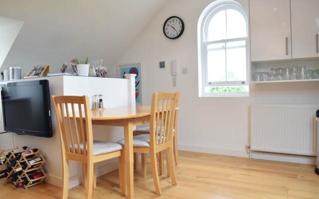 Modern 2 Bedroom Maisonette