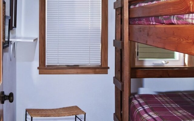 Sheltering Pines 4 Br cottage by RedAwning