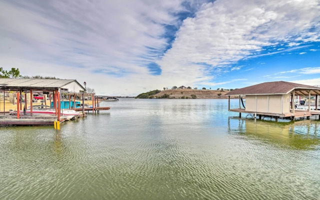 Lake Dayz Granbury Retreat w/ Private Dock!