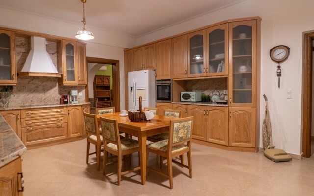 Paul's American Mansion- Volos suburb