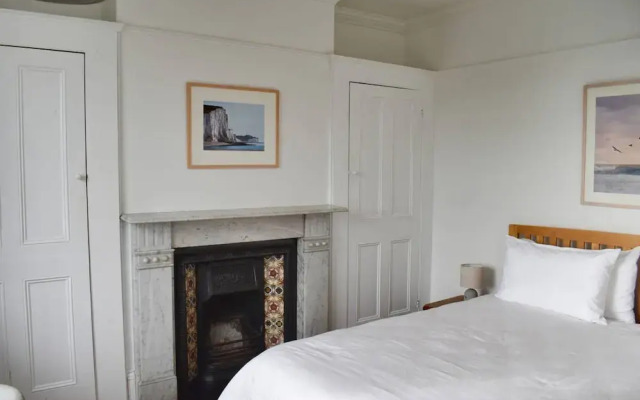 Stylish and Spacious 4 Bedroom Queen's Park House