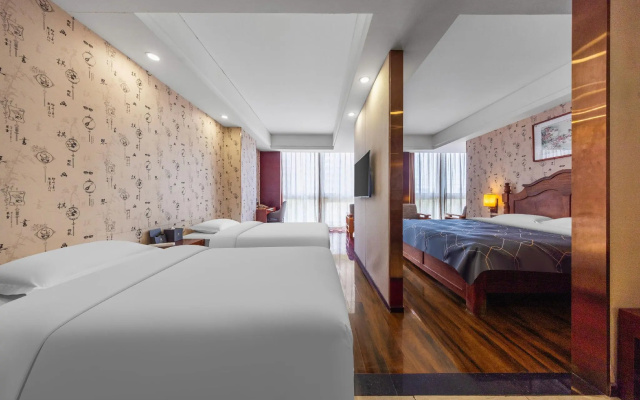 Chonpines Hotels·Caoqiao Metro Station