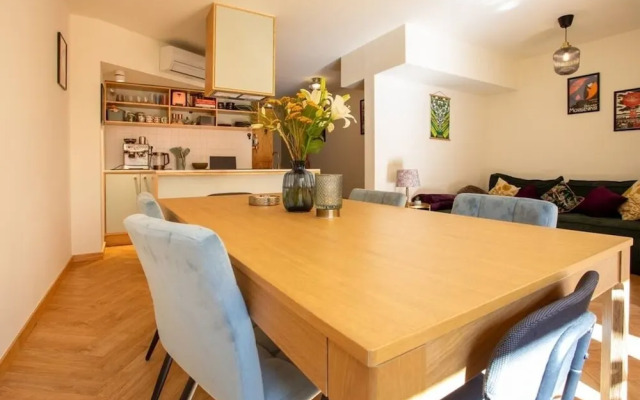 Alegr0 · 60s Chic Central Apartment w/ Garden