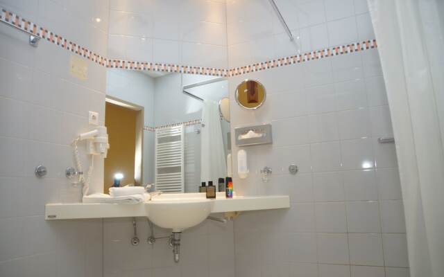 Warias Hotel & Restaurant