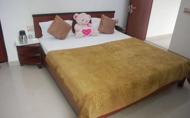 OYO 28053 Hotel Gayatri Palace