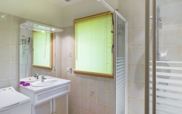 Spacious Villa in Concarneau with Swimming Pool
