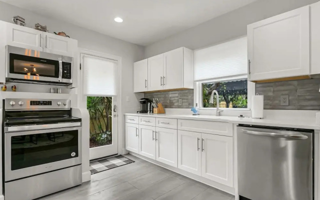 Pool House Oasis - Home for 6