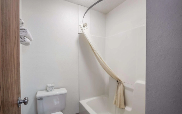 Super 8 Saukville Milwaukee