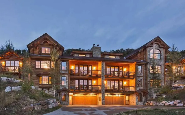 Panorama Lodge North: Luxury Log Home with Hot Tub, Elevator, Views (5BR)