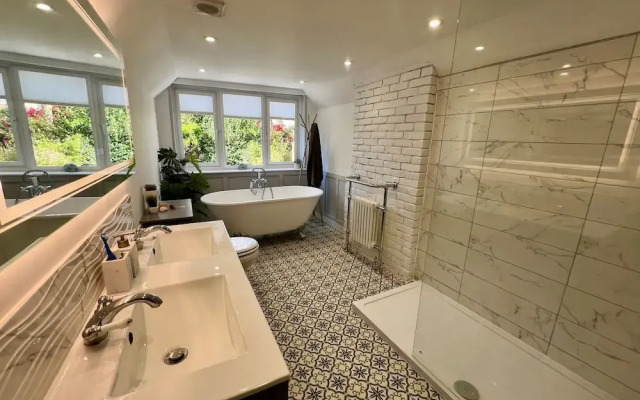 Housesleeps7-parking-garden-fireplace-beachnearby