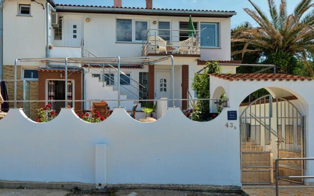 Modern Apartment in Arbanija with Hot Tub