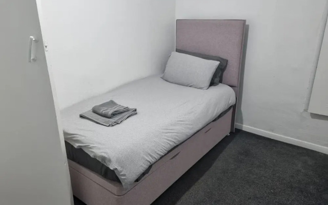 Lovely 2-bed House in Smethwick, Birmingham tn