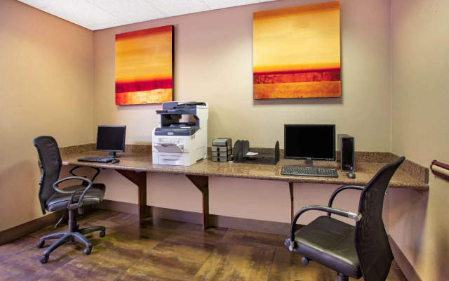 Holiday Inn Express & Suites Phoenix Midtown by IHG