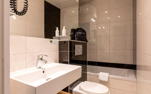 Hotel Olympic Paris Boulogne by Patrick Hayat