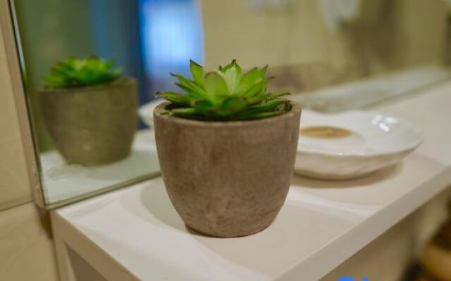 Lugu Lake Cloud - Sea Stacked Courtyard