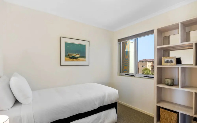 Oceanfront 3-bed Retreat With Pool-steps to Beach – Guest Rooms – Caloundra