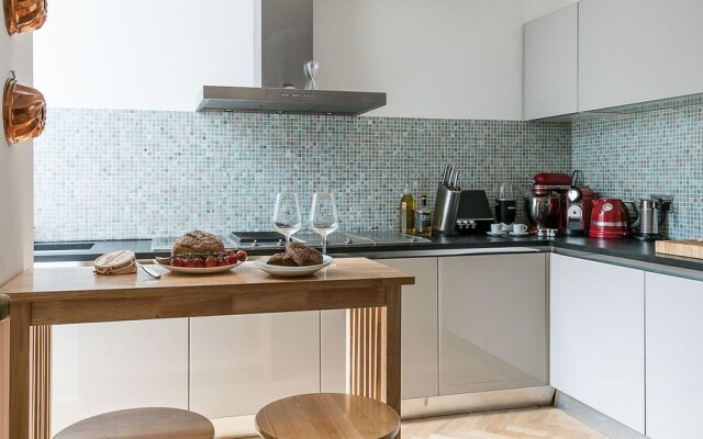 Beautiful, Grand House - Modern Art-Filled Interior