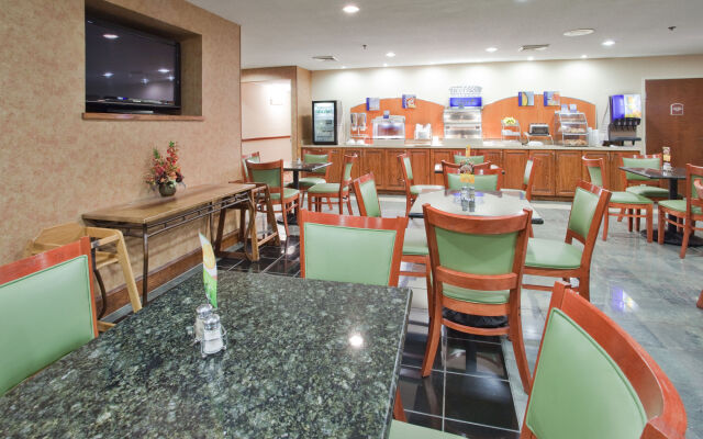Holiday Inn Express Hotel & Suites Wilson - Hayes Place by IHG