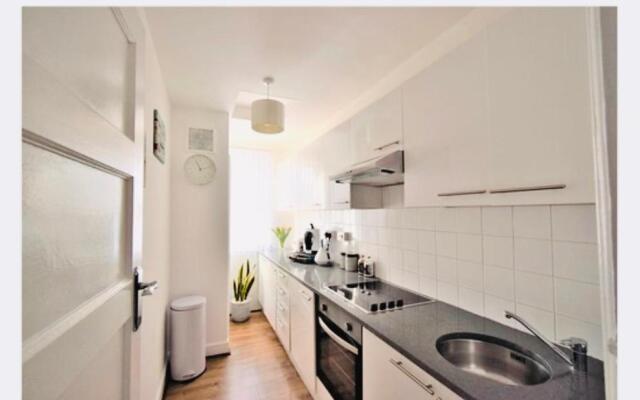 Super location 1min from metro 10min from Camden