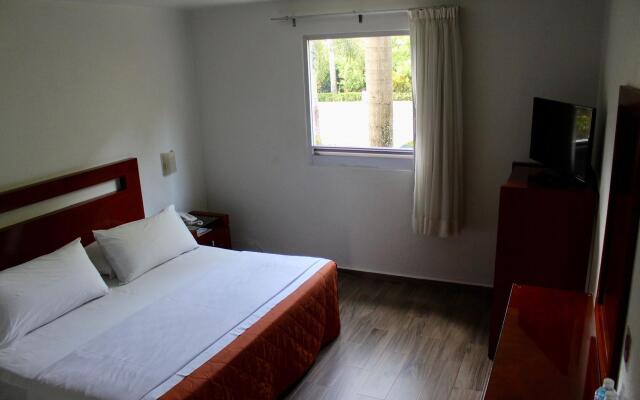 HI Huasteca Inn Hotel