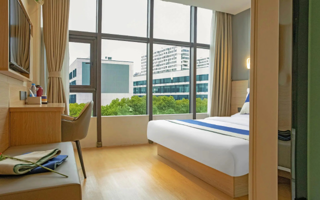 7 Days Premium Shanghai International Automobile City Tongji University Branch