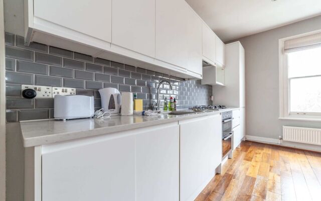 Modern 2-bed Flat in Shepherds Bush - Comfort & Style!