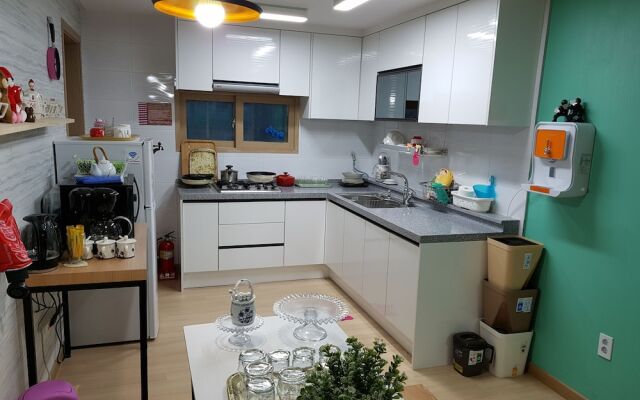 Buzz Guest House - Hostel
