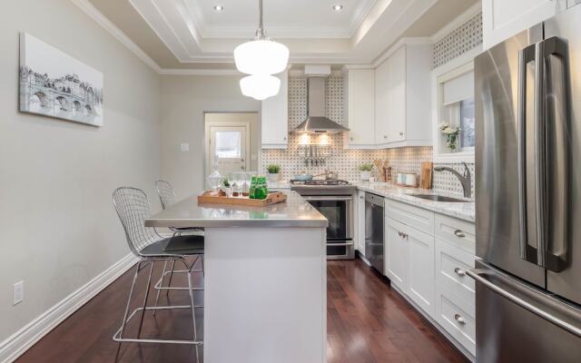 QuickStay - Chic & Modern Townhouse in Little Italy