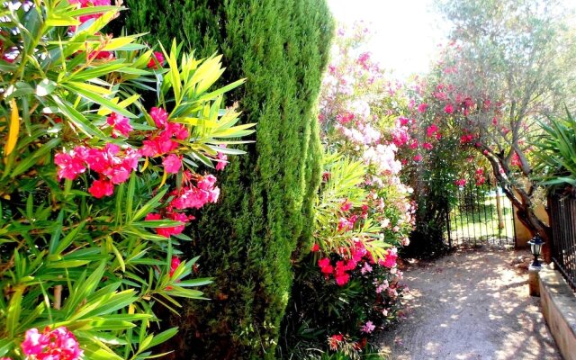 Villa With one Bedroom in Maussane-les-alpilles, With Pool Access, Fur