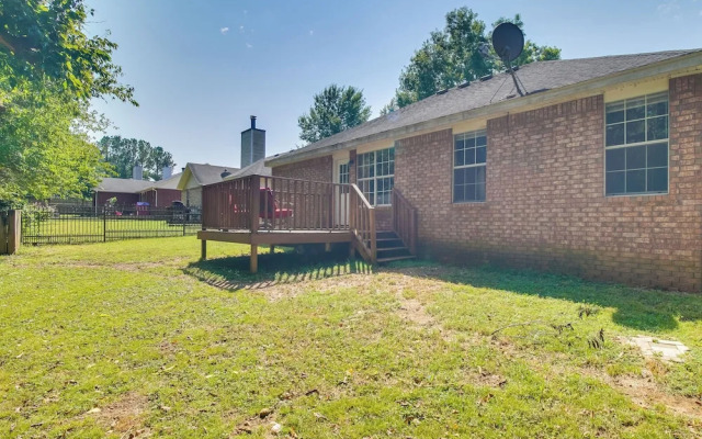 Charming Arkansas Retreat w/ Deck, Near Downtown!