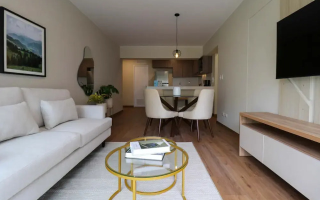 w Radiant 2BR w Great Balcony Near Kennedy Park