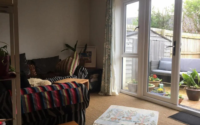 Colourful 2-bed home by the River, Totnes