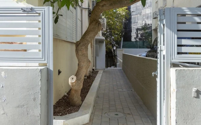 AirTLV Sirkin Apartment