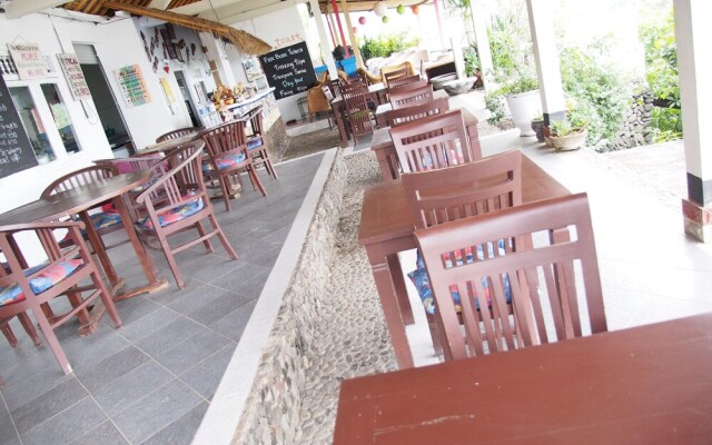 Waenis Sunset View Bungalow and Restaurant