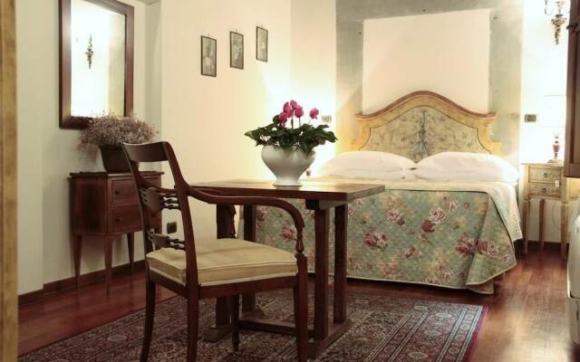 Casa del Vescovo Authentic 1600's apt with Stunning Garden and Rooftop