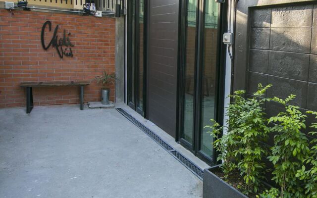 Chedi View Hostel & Rooftop Bar