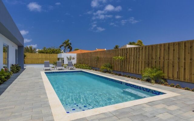 Luxurious Oasis Mins to Beach King Beds Pool