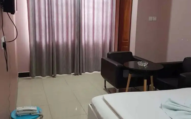 B10 Airport Lodge