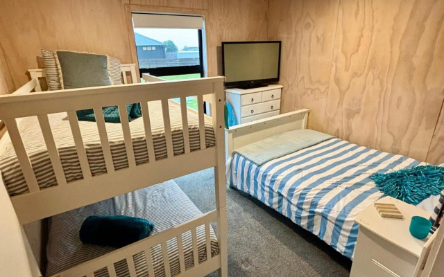 Black Beauty Retreat - Matarangi Holiday Home