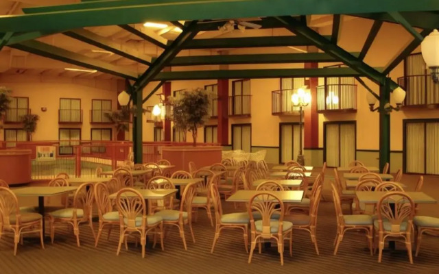 Super 8 by Wyndham Altus