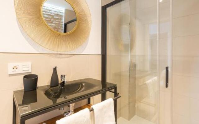 Te1A-El Teatro Brick Wall Suite Prime Location