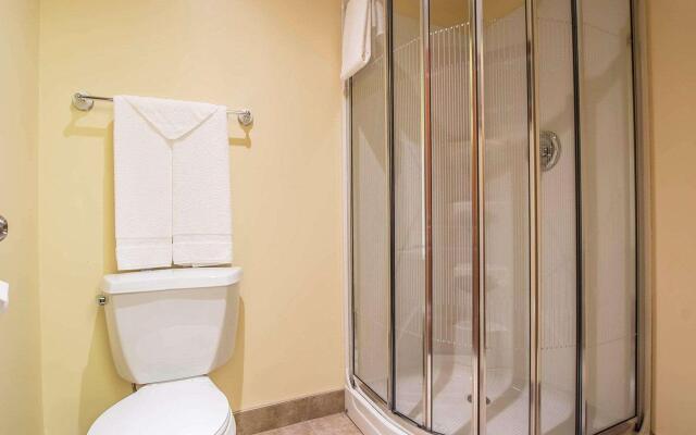 Econo Lodge Inn & Suites